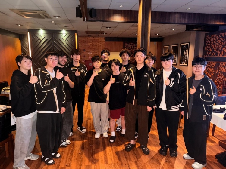 LOUD分享照片:和GEN选手们一起聚餐