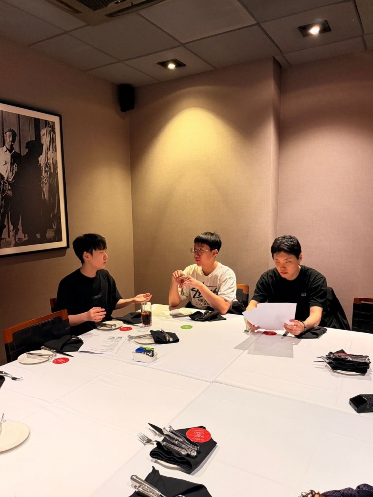 LOUD分享照片:和GEN选手们一起聚餐